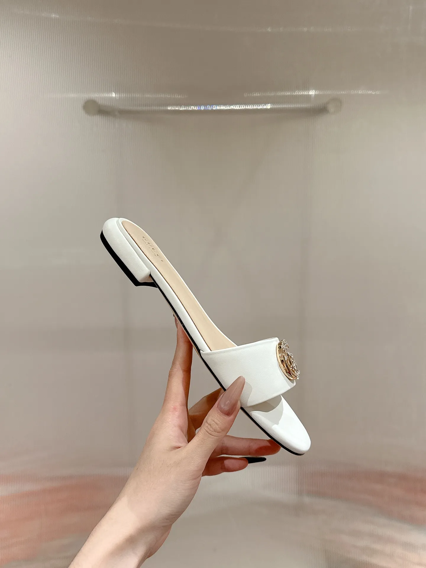👟👟Ex-factory price 520👟👟 Every detail of Gucci's 2025 spring and summer new open-toe sandals and slippers has been carefully crafted, and design elements such as round toes and thick heels are cleverly used to create a fashionable retro style. The archived double G diamond-encrusted buckle details are reminiscent of the brand's fashionable atmosphere. ▪️Material: original custom sheepskin ▪️Inner lining/foot: high-end custom sheepskin ▪️Heel height: 1.0cm ▪️Number of yards: 35-39 (customized at 40.41.42, non-returnable)